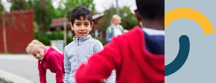 Skolgård med elever