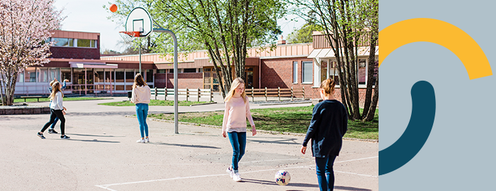 Skolgård med elever