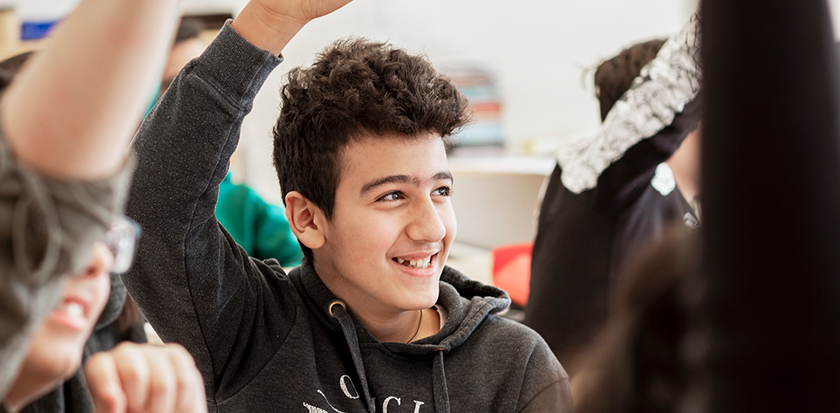 Bild på pojke som räcker upp handen