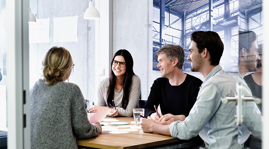 Vuxna har möte tillsammans