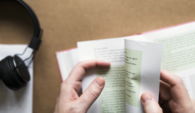 Person som bläddrar i bok