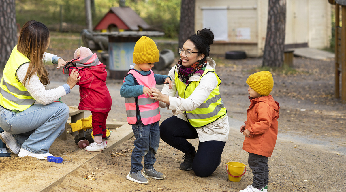 Bild på förskolebarn och pedagoger i naturen