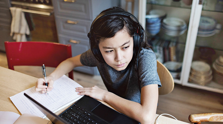 Ett barn studerar själv hemma