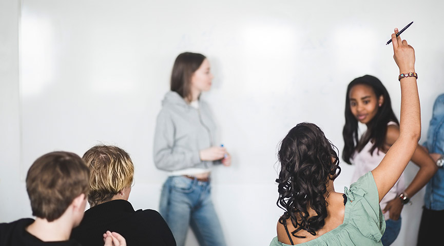 Tre elever håller redovisning för en liten grupp elever