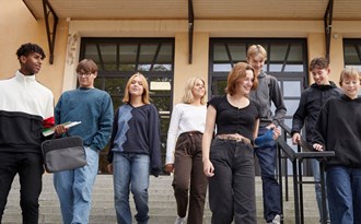 Många högstadiebarn på en skoltrappa