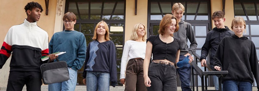 Många högstadiebarn på en skoltrappa