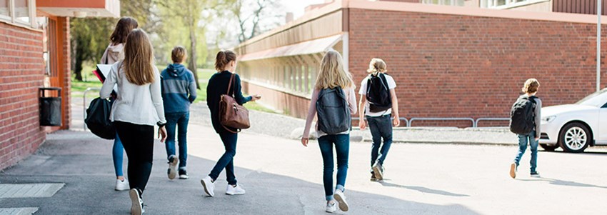 En grupp elever lämnar skolområdet