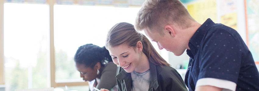 Gymnasieelever studerar