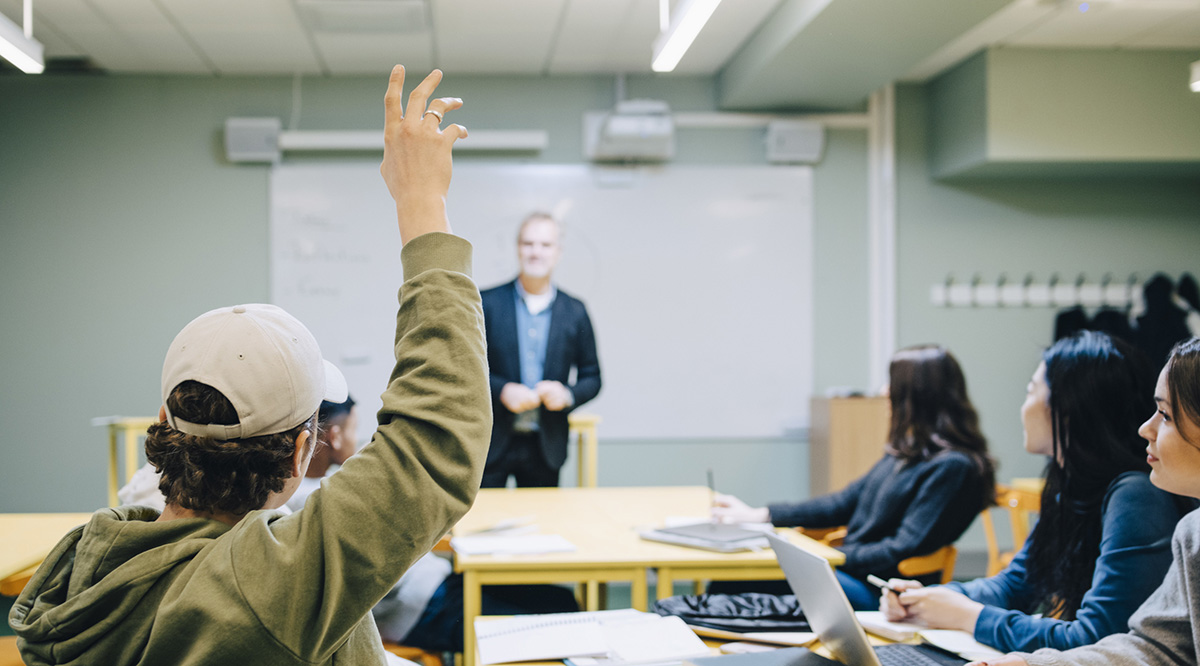 lärare undervisar elever i klassrum