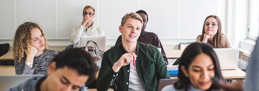 En gymnasieklass i ett klassrum