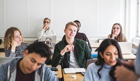 En gymnasieklass i ett klassrum