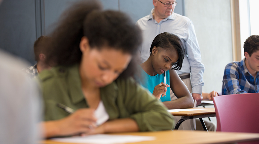 En gymnasieklass i ett klassrum