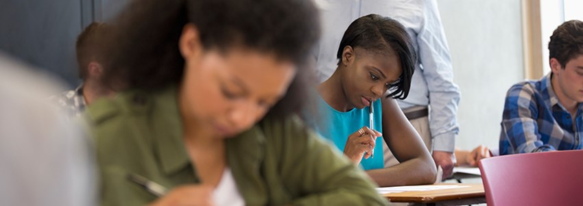 En gymnasieklass i ett klassrum