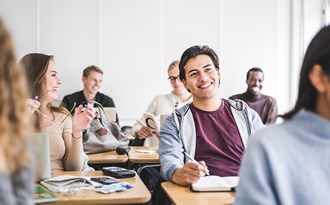 En gymnasieklass i ett klassrum