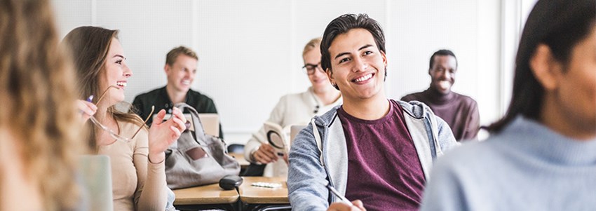 En gymnasieklass i ett klassrum