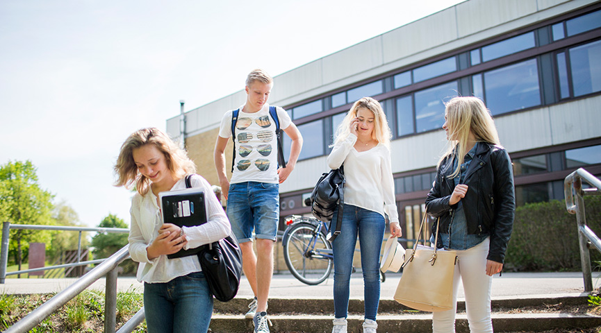 Fyra elever går nedför en trappa