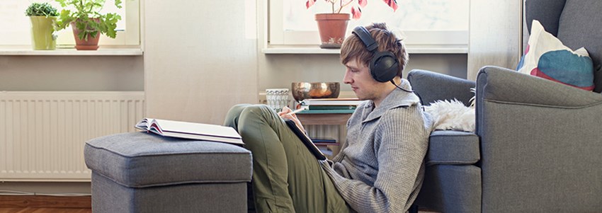 En student studerar hemma på golvet
