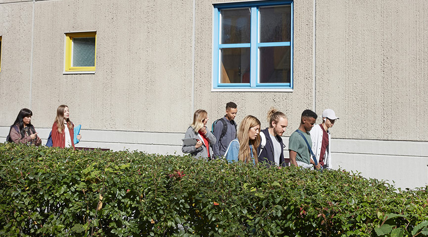 Vuxenstudenter går utomhus