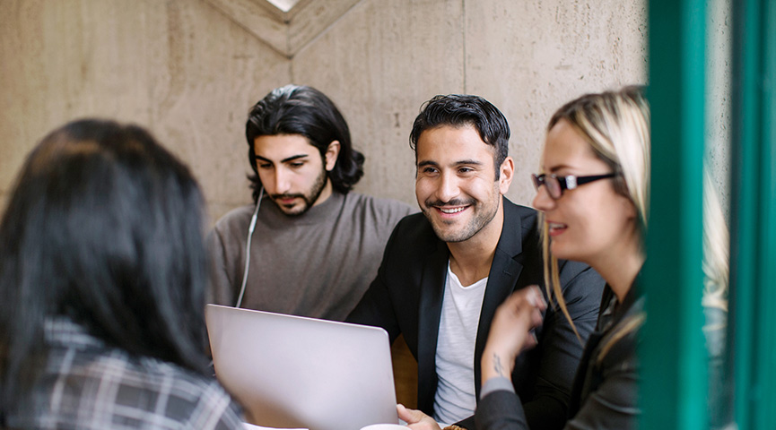 En grupp vuxenstudenter studerar tillsammans