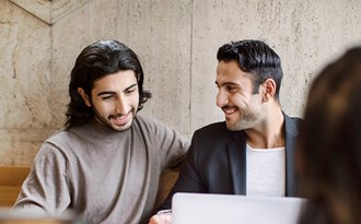 En grupp vuxenstudenter studerar tillsammans