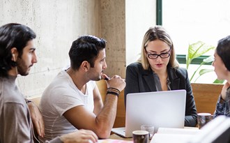 En grupp vuxenstudenter studerar tillsammans