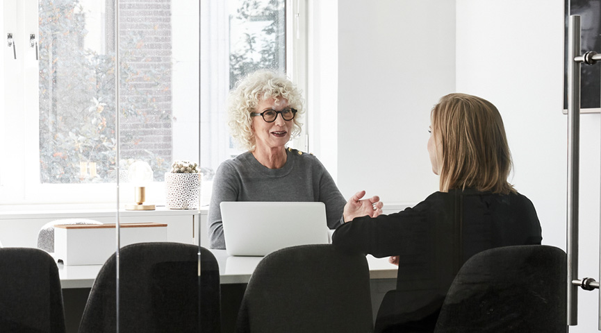 Ett möte mellan två personer i ett mötesrum