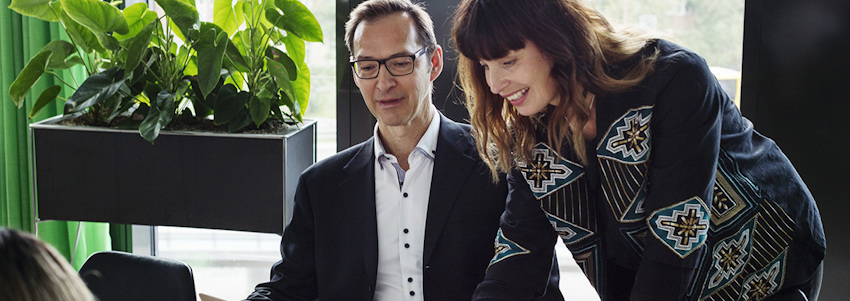 © huvudmän har möte i ett konferensrum