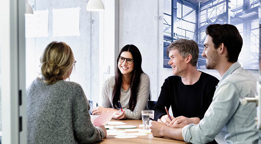 Lärare har möte runt ett bord