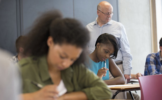 Lärare undervisare elever i klassrum