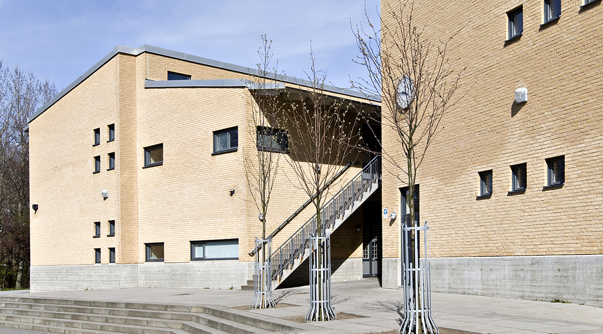 en skolbyggnads fasad