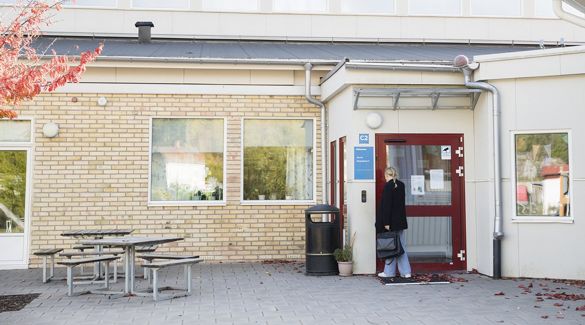 skolfasad med inspektör