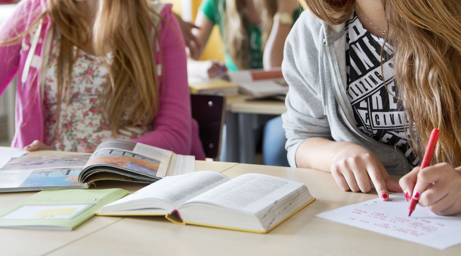 Elever i klassrum med läromedel