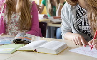 Elever i klassrum med läromedel