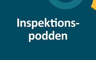 Platta i petrolum med Skolinspektionens symbol