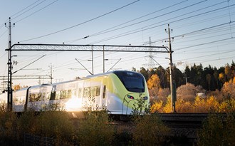 tåg i höstlandskap