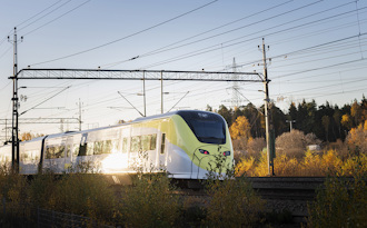 tåg i höstlandskap