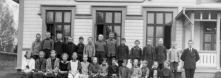 Lerdala folkskola utsidan med barn
