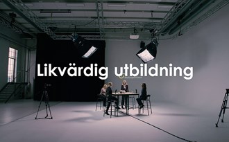 En filmstudio överlappat med texten Likvärdig utbildning 