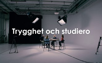 En filmstudio överlappat med texten Trygghet och studiero 