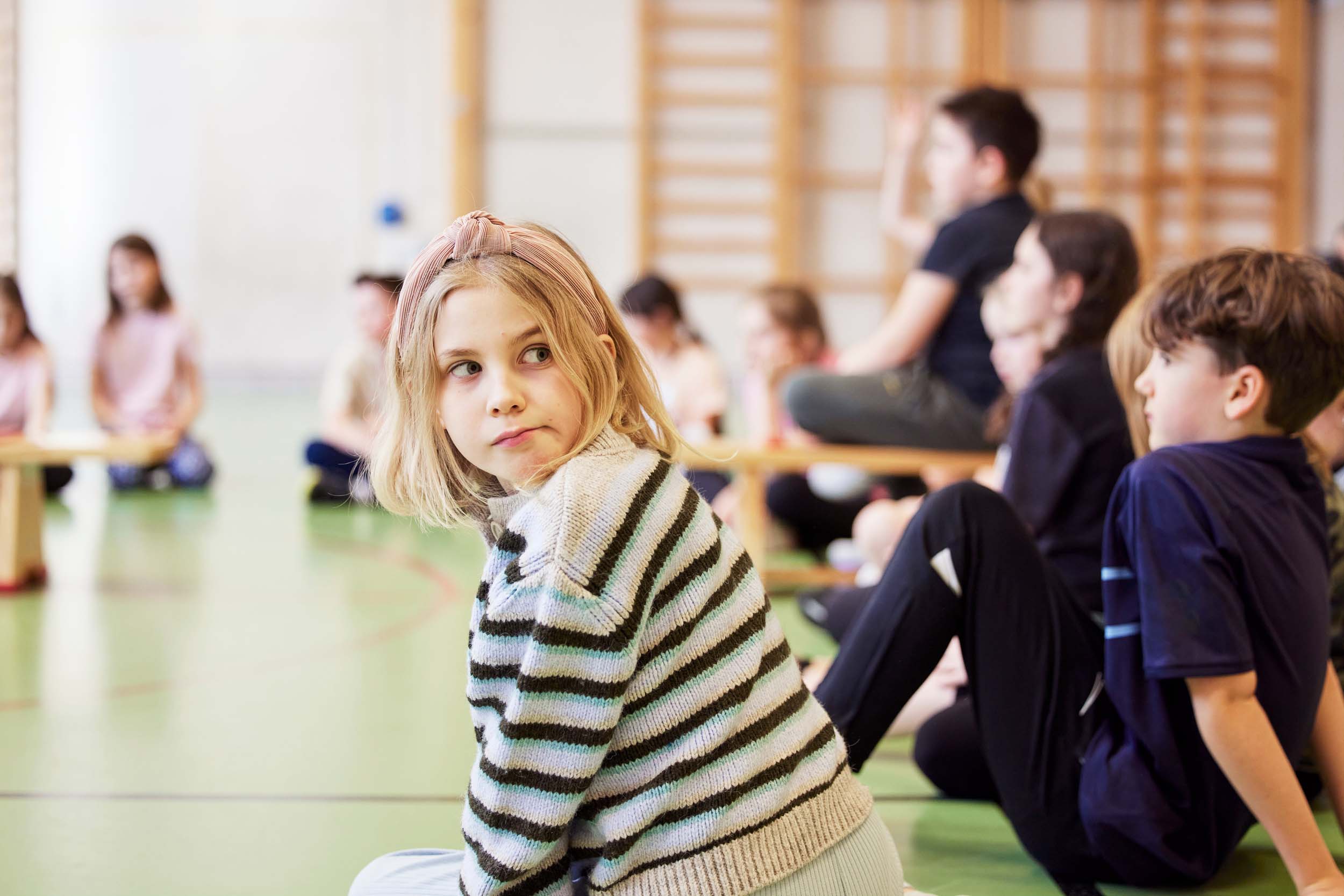 Flicka i gymnastiksal